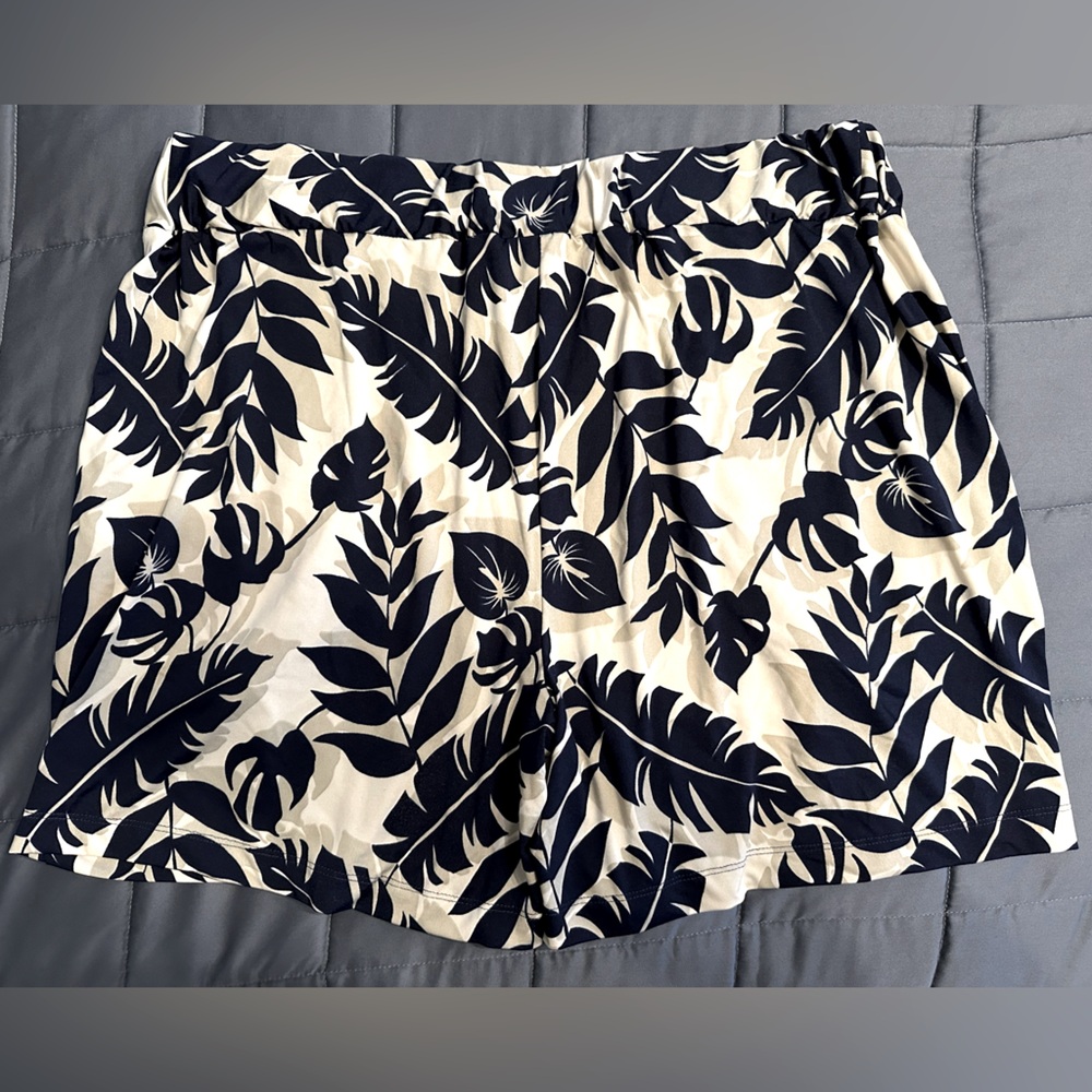 Floral patterned Robert Louis light weight shorts, size XL. - Picture 2 of 3